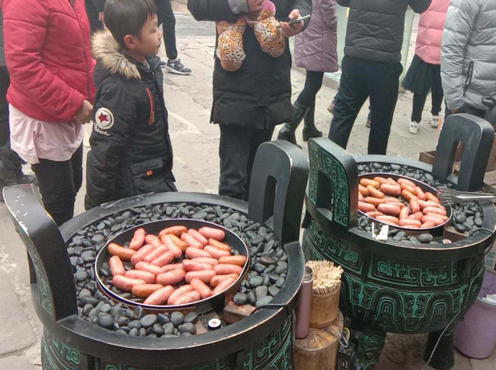 漢伯(bo)尅(ke)石(shi)鍋(guo)烤(kao)腸貴(gui)陽(yang)廟(miao)會倍(bei)受歡迎